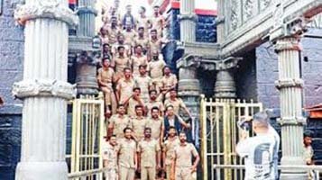 Sabarimala Photo Shoot: శబరిమల ఆలయ మెట్లపై ఫోటో దిగిన పోలీసులపై సర్కారు సీరియస్..