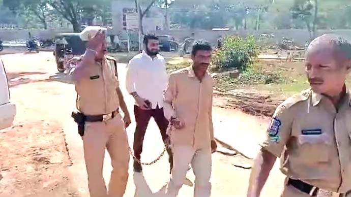 Lagacharla | లగచర్ల గిరిజన రైతుకు సంకేళ్లు వేసి తీసుకొచ్చిన జైలు సిబ్బంది ..