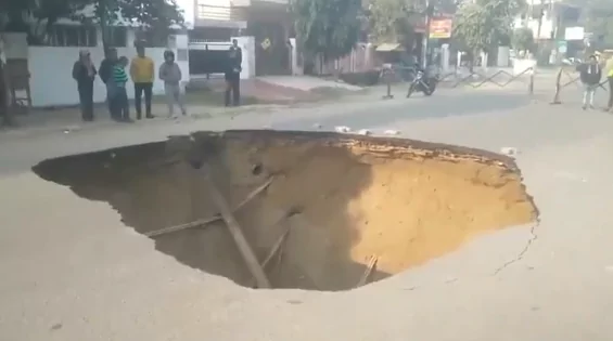 Road Collapsed | రోడ్డు మధ్యలో ఒక్కసారిగా 20 అడుగుల భారీ గొయ్యి.. కంగుతిన్నస్థానికులు..  ఎక్కడో తెలుసా..!