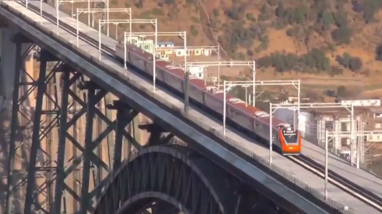 Kashmir | కశ్మీర్ వందేభారత్ రైలు.. ప్రపంచంలోనే ఎత్తైన వంతెనపై పరుగులు | Video