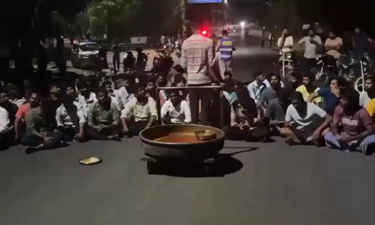 OU students protest | ఓయూ హాస్టల్ భోజనంలో బ్లేడ్..