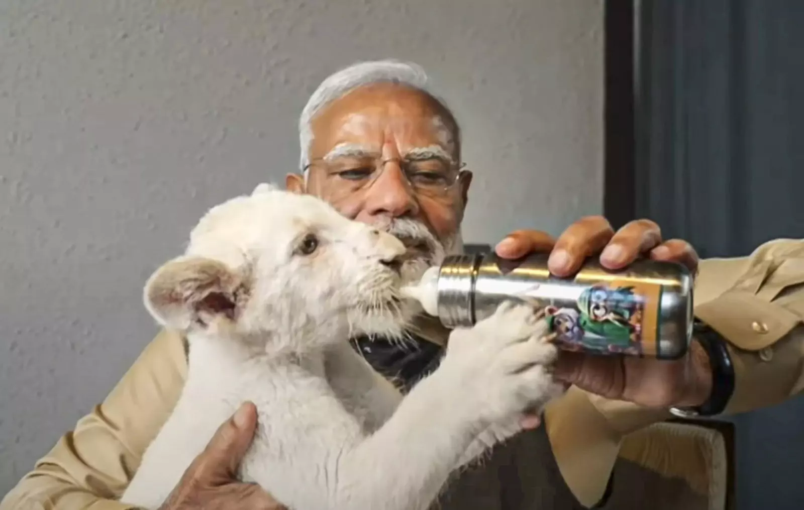 PM Modi at Vantara | క్రూర జంతువుల‌తో మోదీ.. స్వ‌యంగా ఆహారం పెట్టిన ప్ర‌ధాని