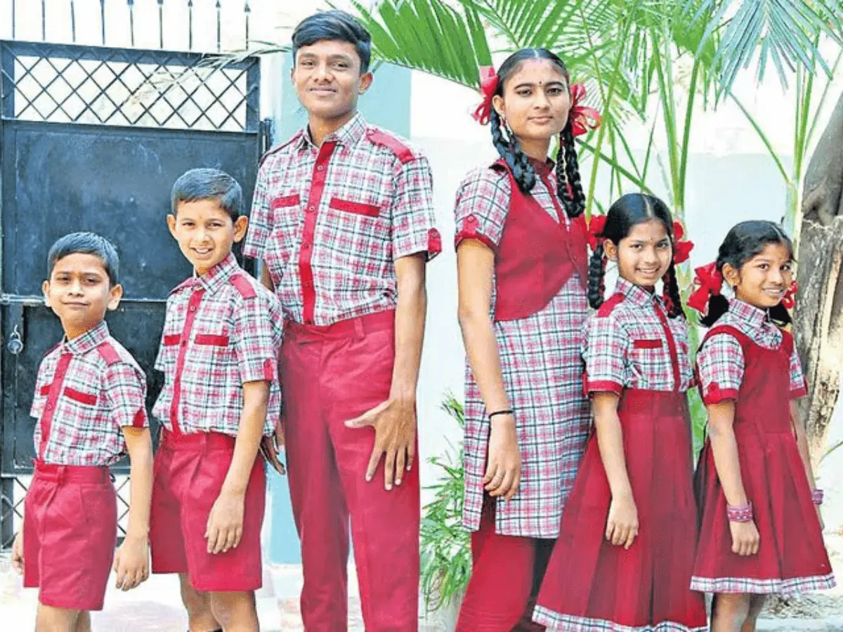 Replace School uniform : సర్కారు మరో నిర్ణయం..  పాఠశాల విద్యార్థుల యూనిఫామ్లో మార్పు