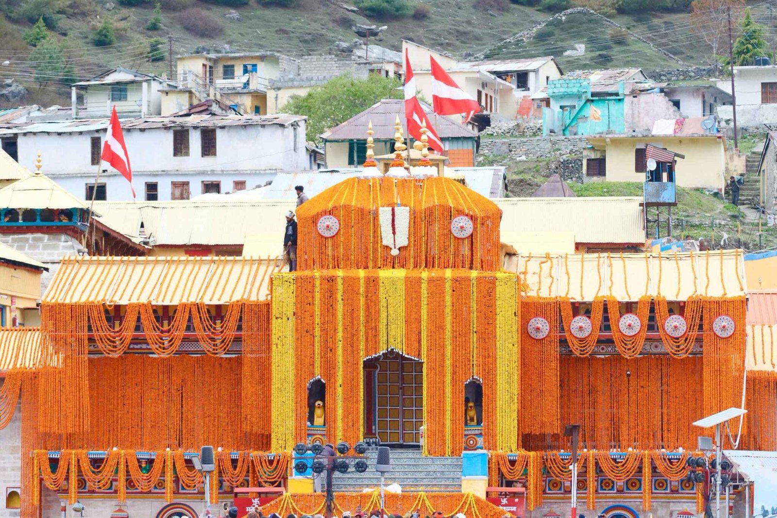Badrinath : తెరుచుకున్న బద్రినాథ్ ఆలయ ద్వారాలు..
