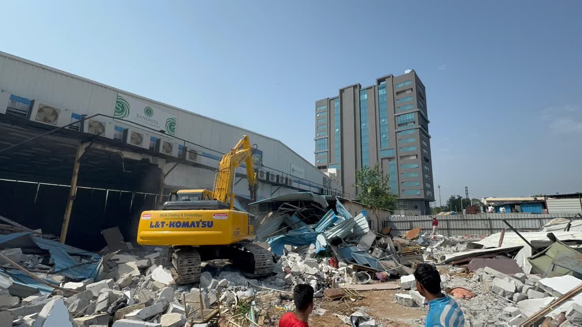 HYDRAA : గచ్చిబౌలిలో హైడ్రా యాక్షన్ ప్లాన్.. పలు అక్రమ నిర్మాణాలు నేలమట్టం