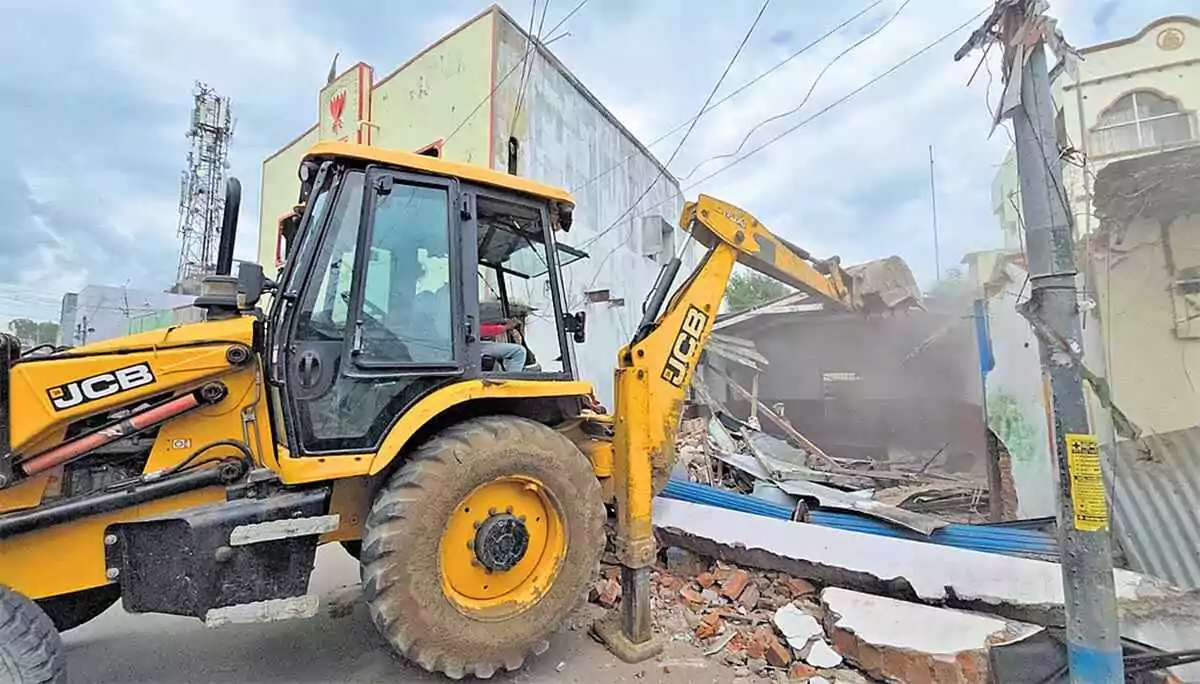 Vemulawada | వేముల‌వాడ‌లో ముమ్మ‌రంగా కూల్చివేత‌లు