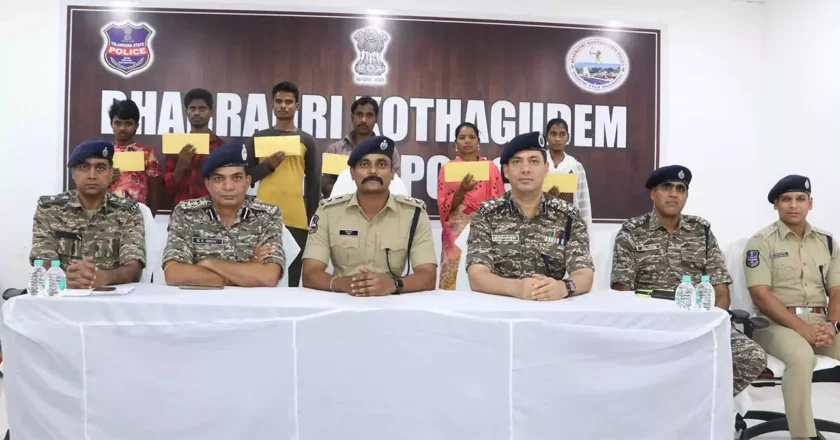 Bhadradri Kothagudem : పోలీసుల ఎదుట మావోయిస్టుల లొంగుబాటు