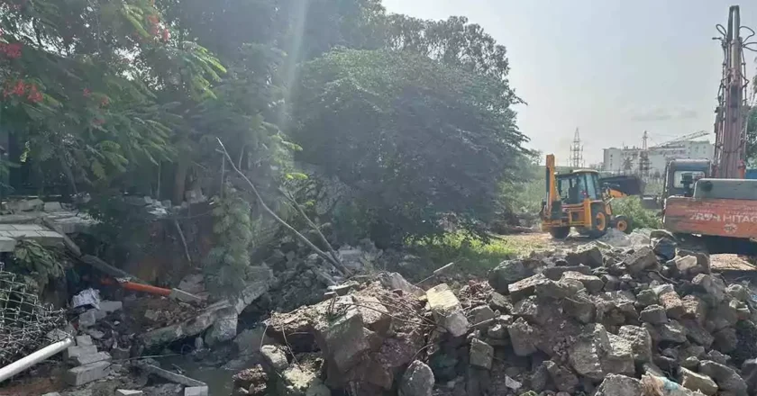 Hydraa | కొరడా ఝులిపిస్తున్న హైడ్రా.. కూకట్పల్లి, రాజేంద్రనగర్లో కూల్చివేతలు