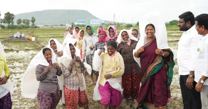 అన్నదాతలతో ఆప్యాయంగా మంత్రి సీతక్క –  Minister Seethakka