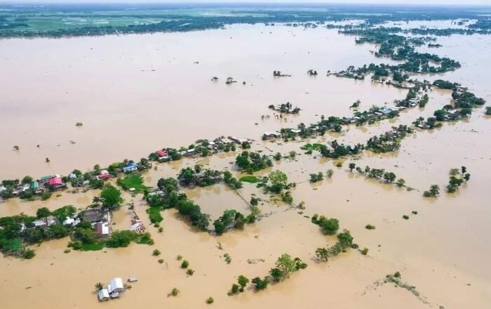 Floods :  వరదల్లో కారుతో సహా కొట్టుకుపోయిన ఫ్యామిలీ