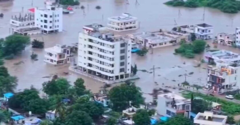 Holidays | వర్షాల ఎఫెక్ట్..  13 జిల్లాల్లో విద్యా సంస్థలకు సెలవులు