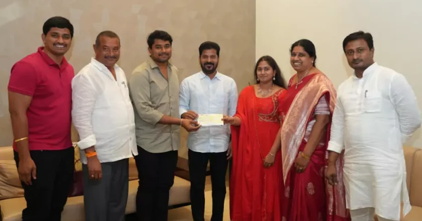 Miryalaguda : పెళ్లి రిసెప్షన్ను రద్దు చేసి.. రైతులకు ఆర్థిక సాయం