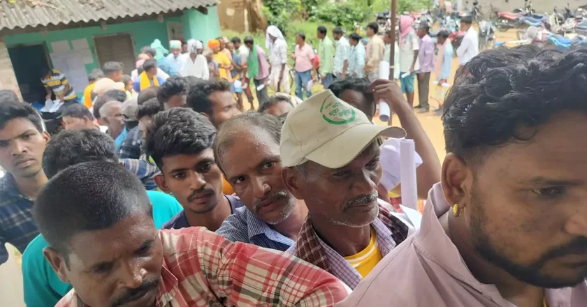 యూరియా కోసం క్యూలో నిలబడి కుప్పకూలిపోయిన మహిళా రైతు- Urea shortage in Telangana