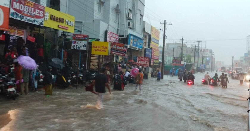 Warangal Rains | భారీ వర్షంతో  వరంగల్ అతలాకుతలం