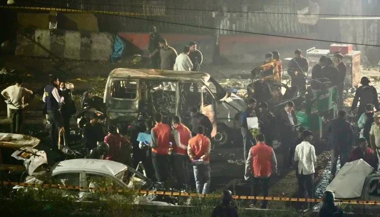 Delhi Blast | ఢిల్లీ కారు పేలుళ్ల ఘ‌ట‌న‌.. కారులో ఉన్న‌ది ఎవ‌రు?