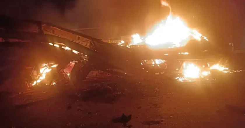 Bus Accident | బస్సు – లారీ ఢీకొని చెలరేగిన మంటలు.. 13 మంది సజీవ దహనం!