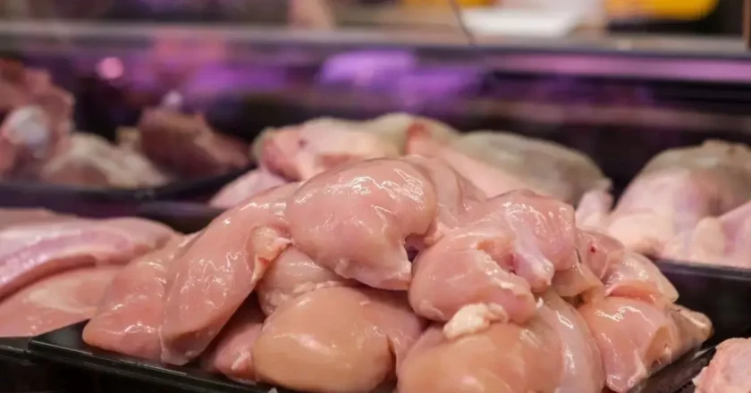 Chicken Price Hike | చికెన్​ ధరలు ఆకాశాన్నంటుతున్న వేళ.. వెలుగుచూస్తున్న కుళ్లిన మాంసం దందా!