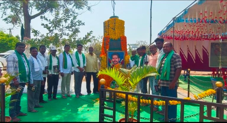 ఆదివాసీల ఆత్మగౌరవ ప్రతీక కుంజ రాము: 22వ వర్ధంతి సభలో నేతల నివాళి