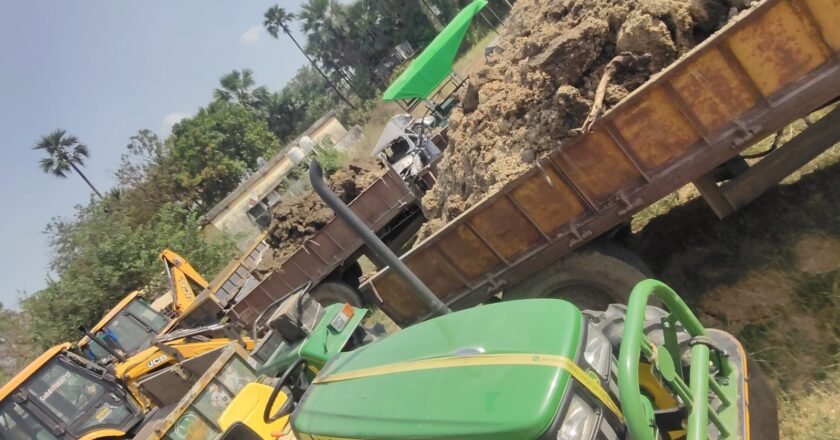 అక్రమ మట్టి రవాణాపై పోలీసుల మెరుపు దాడి: జేసీబీ, 6 ట్రాక్టర్లు సీజ్
