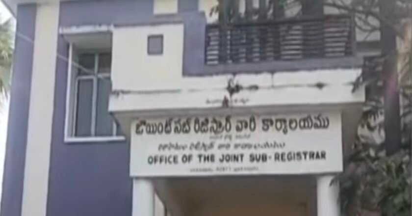 ఖిలా వరంగల్ సబ్ రిజిస్ట్రార్ కార్యాలయంపై ఏసీబీ మెరుపు దాడి: విస్తుపోయిన సిబ్బంది