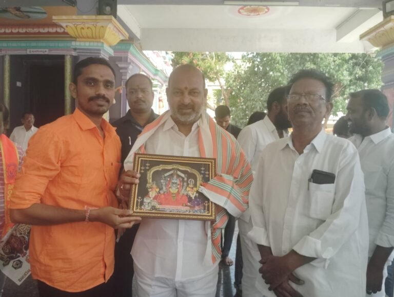 ​కేంద్ర మంత్రి బండి సంజయ్‌ను కలిసిన అయినవోలు బిజెపి నాయకులు