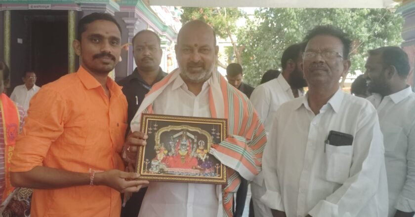 ​కేంద్ర మంత్రి బండి సంజయ్‌ను కలిసిన అయినవోలు బిజెపి నాయకులు