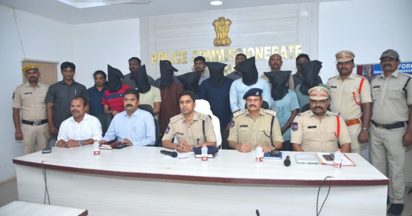 వరంగల్‌లో భారీ ‘బ్లాక్ మనీ’ ముఠా గుట్టురట్టు: ఎనిమిది మంది అరెస్టు!